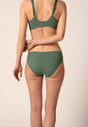 Rückansicht von einem Damen-Model, das HU seaweed mikrofaser Rio Slip trägt