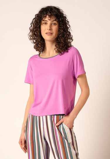 Vorderansicht von einem Damen-Model, das HU bodacious modal/viskose/tencel Shirt kurzarm trägt