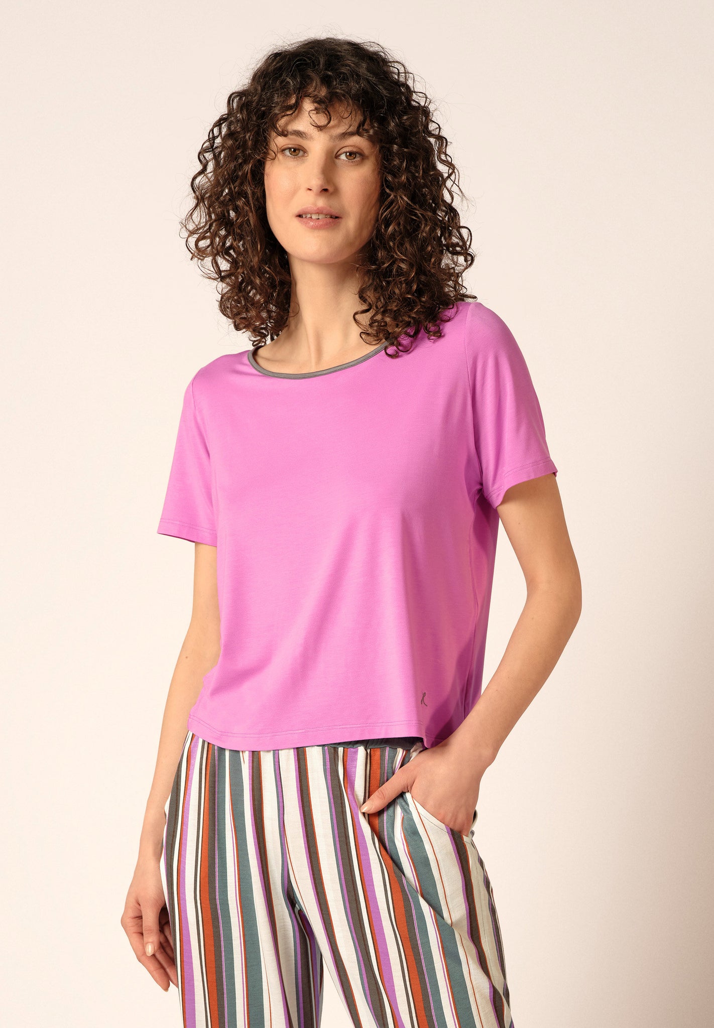 Vorderansicht von einem Damen-Model, das HU bodacious modal/viskose/tencel Shirt kurzarm trägt
