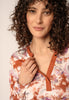 Nahaufnahme von einem Damen-Model, das HU rust floral aquarelle modal/viskose/tencel Nachthemd langarm trägt