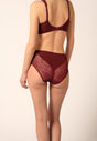 Rückansicht von einem Damen-Model, das HU cabernet mikrofaser Maxi Slip trägt