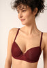 Nahaufnahme von einem Damen-Model, das HU cabernet mikrofaser Schalen BH trägt