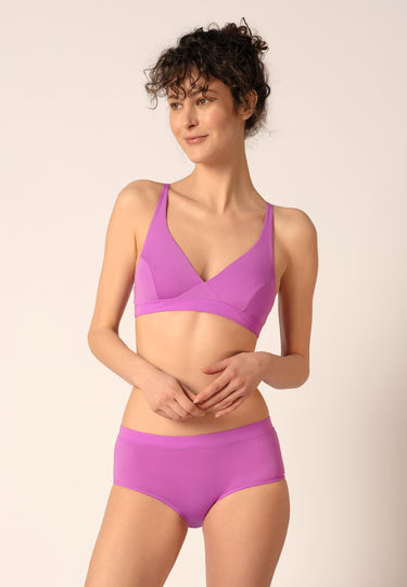 Vorderansicht von einem Damen-Model, das HU bodacious modal/viskose/tencel Soft BH trägt