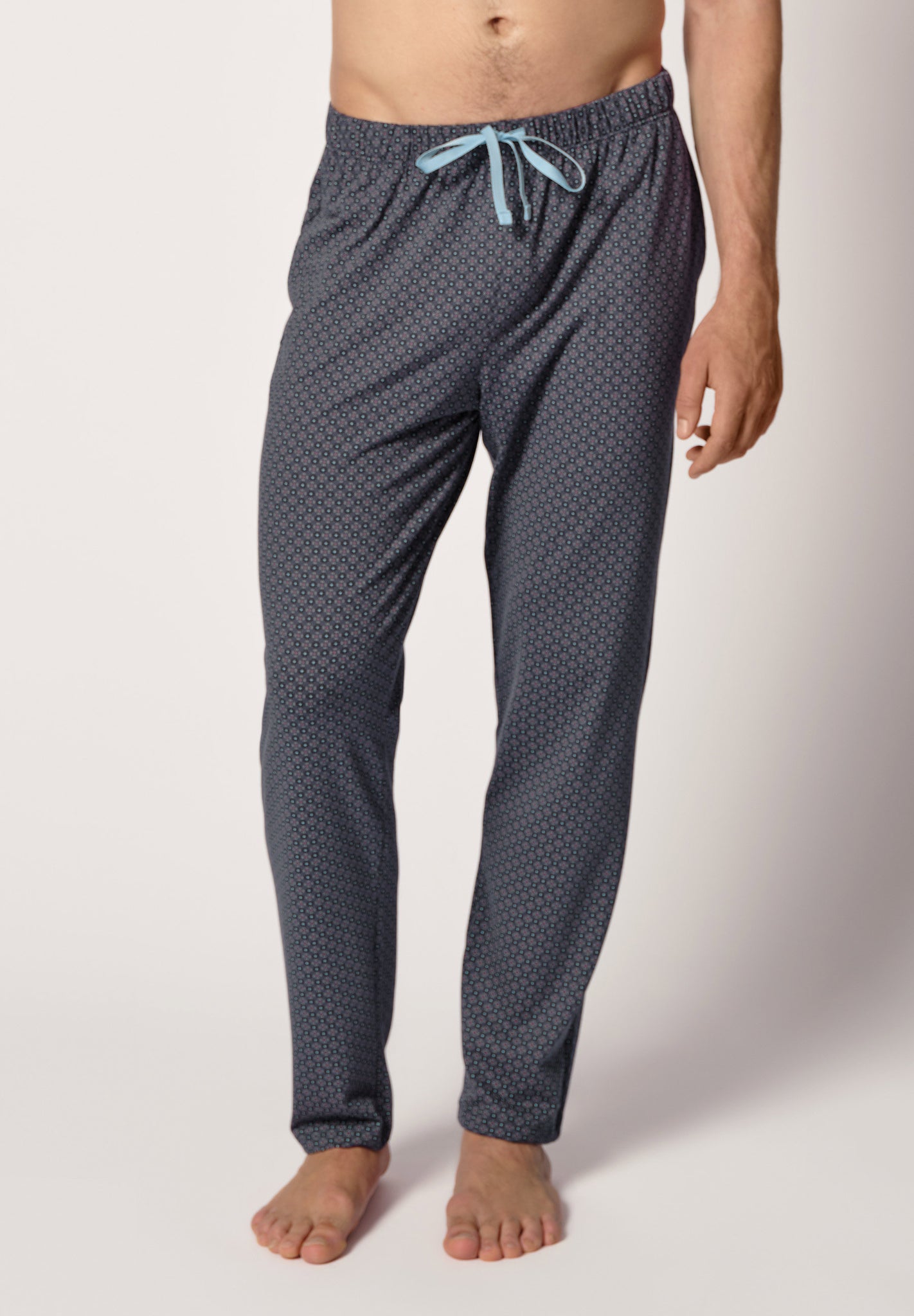 Vorderansicht von einem Herren-Model, das HU almost navytieminimal baumwolle Hose lang trägt