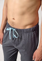 Nahaufnahme von einem Herren-Model, das HU almost navytieminimal baumwolle Hose lang trägt