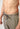 Nahaufnahme von einem Herren-Model, das HU almost greenstripes baumwolle Hose lang trägt