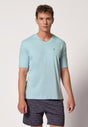 Vorderansicht von einem Herren-Model, das HU almost sky baumwolle Shirt kurzarm trägt