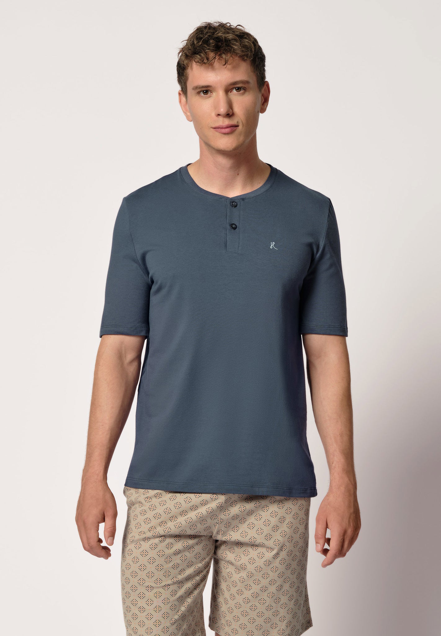 Vorderansicht von einem Herren-Model, das HU almost navy baumwolle Shirt kurzarm trägt