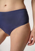Nahaufnahme von einem Damen-Model, das HU almost blue baumwolle Maxi Slip Doppelpack trägt