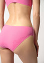 Nahaufnahme von einem Damen-Model, das HU attentive pink modal/viskose/tencel Rio Slip trägt