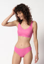 Vorderansicht von einem Damen-Model, das HU attentive pink mikrofaser Soft BH herausn. Pads trägt