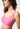 Nahaufnahme von einem Damen-Model, das HU attentive pink mikrofaser Soft BH herausn. Pads trägt