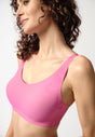 Nahaufnahme von einem Damen-Model, das HU attentive pink mikrofaser Soft BH herausn. Pads trägt