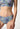 Nahaufnahme von einem Damen-Model, das HU attentivesky flowers mikrofaser Rio Slip trägt