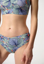 Nahaufnahme von einem Damen-Model, das HU attentivesky flowers mikrofaser Rio Slip trägt