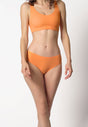 Vorderansicht von einem Damen-Model, das HU prisma apricot mikrofaser Rio Slip trägt
