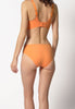Rückansicht von einem Damen-Model, das HU prisma apricot mikrofaser Rio Slip trägt