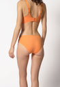 Rückansicht von einem Damen-Model, das HU prisma apricot mikrofaser Rio Slip trägt