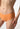 Nahaufnahme von einem Damen-Model, das HU prisma apricot mikrofaser Rio Slip trägt