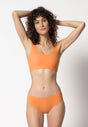 Vorderansicht von einem Damen-Model, das HU prisma apricot mikrofaser Soft BH herausn. Pads trägt