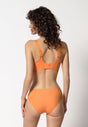 Rückansicht von einem Damen-Model, das HU prisma apricot mikrofaser Soft BH herausn. Pads trägt