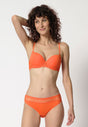 Vorderansicht von einem Damen-Model, das HU almost orange mikrofaser Push-up BH trägt