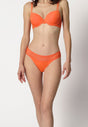Vorderansicht von einem Damen-Model, das HU almost orange mikrofaser String trägt