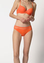 Vorderansicht von einem Damen-Model, das HU almost orange mikrofaser Rio Slip trägt