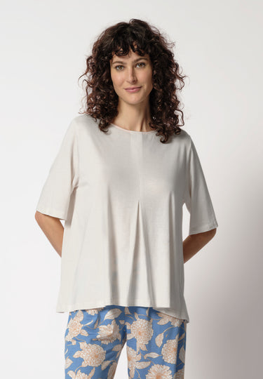 Vorderansicht von einem Damen-Model, das HU whisper white modal/viskose/tencel Shirt kurzarm trägt