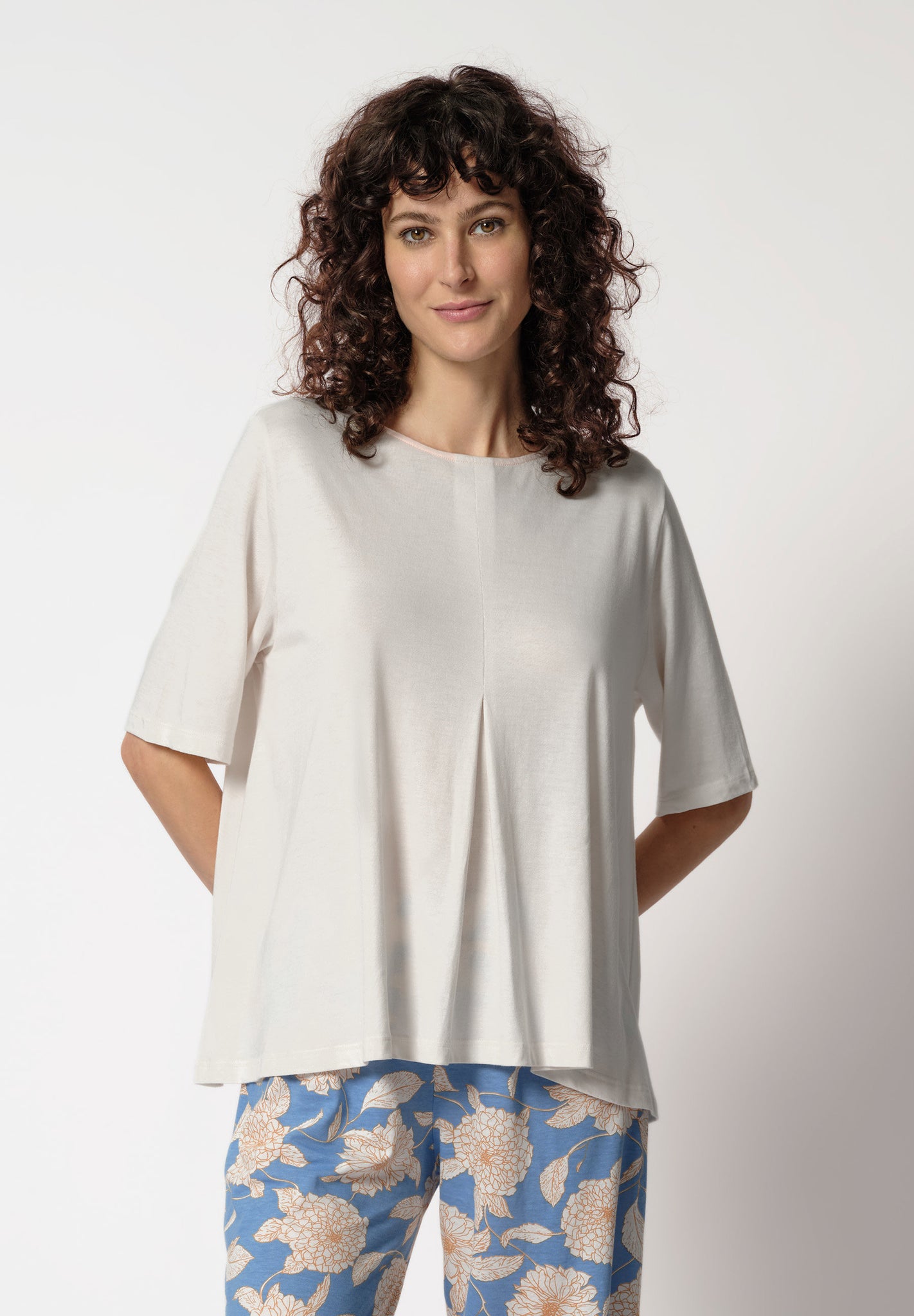 Vorderansicht von einem Damen-Model, das HU whisper white modal/viskose/tencel Shirt kurzarm trägt