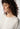 Nahaufnahme von einem Damen-Model, das HU whisper white modal/viskose/tencel Shirt kurzarm trägt