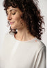 Nahaufnahme von einem Damen-Model, das HU whisper white modal/viskose/tencel Shirt kurzarm trägt