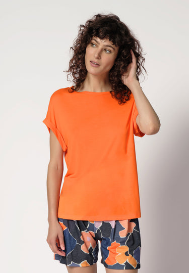 Vorderansicht von einem Damen-Model, das HU almost orange modal/viskose/tencel Shirt kurzarm trägt