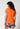 Rückansicht von einem Damen-Model, das HU almost orange modal/viskose/tencel Shirt kurzarm trägt