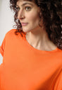 Nahaufnahme von einem Damen-Model, das HU almost orange modal/viskose/tencel Shirt kurzarm trägt