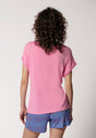 Rückansicht von einem Damen-Model, das HU prisma pink modal/viskose/tencel Shirt kurzarm trägt