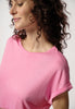 Nahaufnahme von einem Damen-Model, das HU prisma pink modal/viskose/tencel Shirt kurzarm trägt