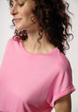 Nahaufnahme von einem Damen-Model, das HU prisma pink modal/viskose/tencel Shirt kurzarm trägt