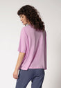 Rückansicht von einem Damen-Model, das HU almost pink baumwolle Shirt kurzarm trägt