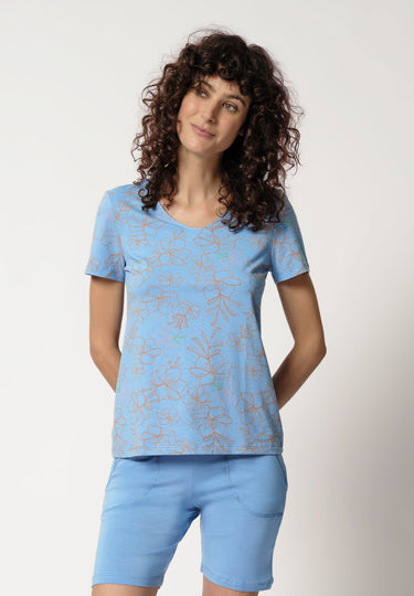 Vorderansicht von einem Damen-Model, das HU prismablue onelineflowers modal/viskose/tencel Shirt kurzarm trägt