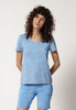 Vorderansicht von einem Damen-Model, das HU prismablue onelineflowers modal/viskose/tencel Shirt kurzarm trägt