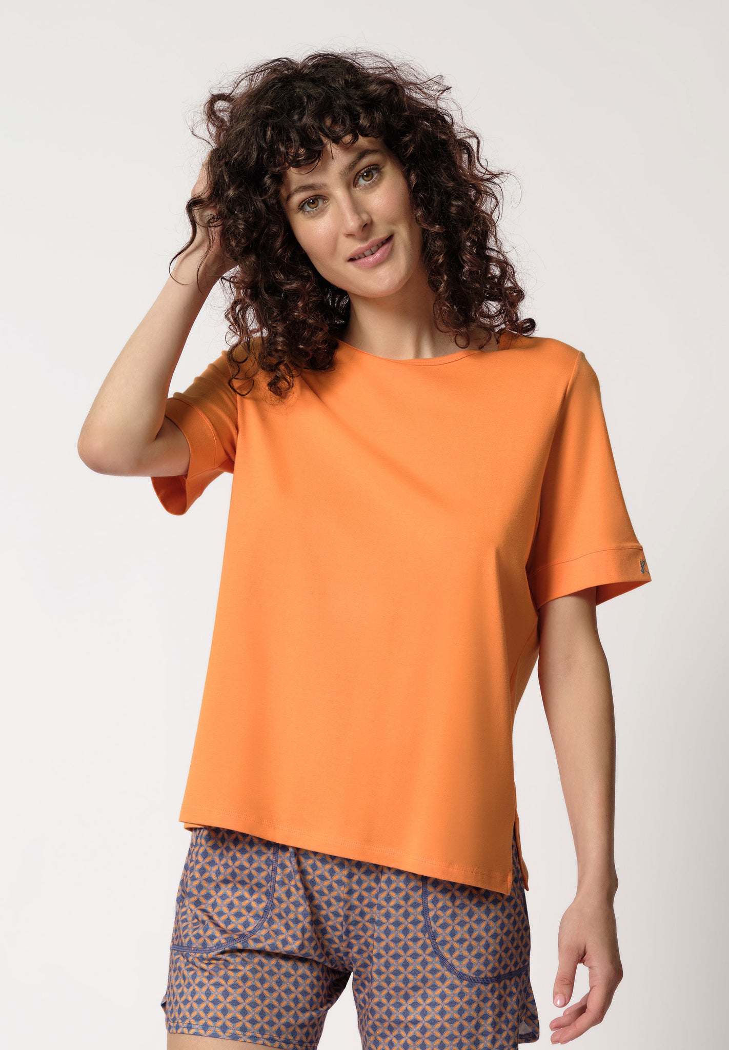 Vorderansicht von einem Damen-Model, das HU prisma apricot modal/viskose/tencel Shirt kurzarm trägt