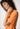 Nahaufnahme von einem Damen-Model, das HU prisma apricot modal/viskose/tencel Shirt kurzarm trägt