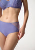 Nahaufnahme von einem Damen-Model, das HU prisma violet mikrofaser Maxi Slip trägt