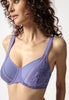 Nahaufnahme von einem Damen-Model, das HU prisma violet mikrofaser Minimizer BH trägt