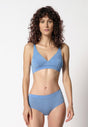 Vorderansicht von einem Damen-Model, das HU prisma blue modal/viskose/tencel Soft BH trägt