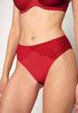 Nahaufnahme von einem Damen-Model, das HU countryfied wildrose modal/viskose/tencel Rio Slip trägt