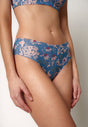 Nahaufnahme von einem Damen-Model, das HU lakeside dahlia mikrofaser Rio Slip trägt