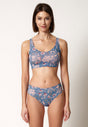 Vorderansicht von einem Damen-Model, das HU lakeside dahlia mikrofaser Soft BH herausn. Pads trägt