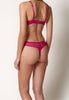 Rückansicht von einem Damen-Model, das HU alp pink mikrofaser String trägt